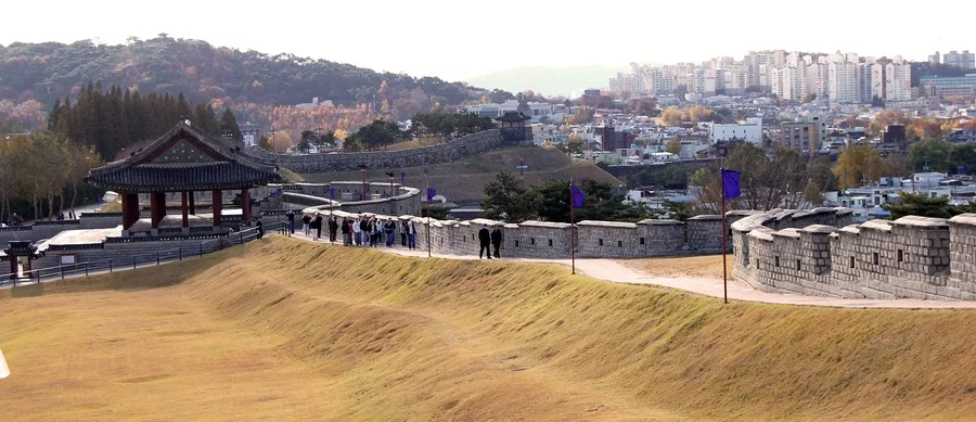 Hwaseong Fortress; 2013-04-28: Seems to be: Dongjangdae (near), Dongbukporu, Seojangdae (on the top of the hill) (2009-11-12 15:40:45)