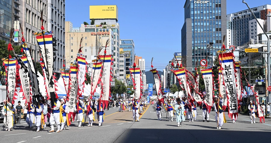 부평풍물대축제 2026 — 부평구 제공 2024년 제28회 축제 개막길놀이 사진. 2026년 행사 현장 사진이 아닙니다.