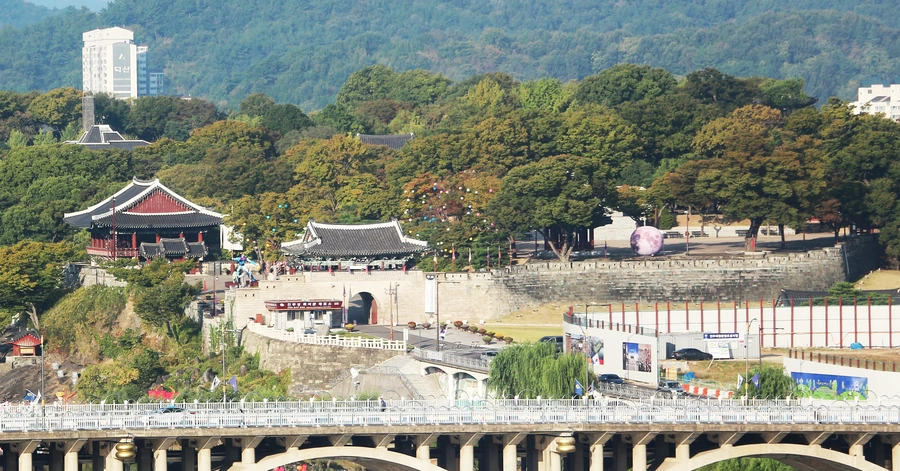 진주 문화 데이트 코스 — 진주성 자료 사진(2022년). 촬영 당시 풍경으로 방문일의 계절·행사 상황과 다를 수 있습니다.