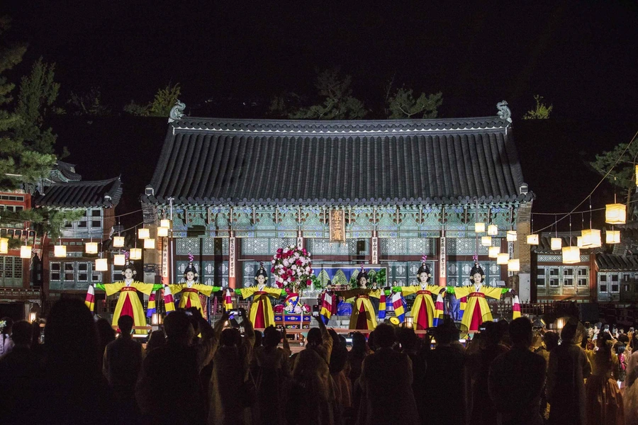 가을 궁중문화축전 — 2025년 가을 경복궁 한복연향 공식 기록 사진. 올해 행사 현장 사진은 아닙니다.