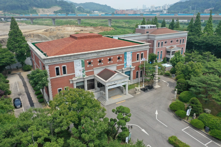 나뭇결에 담긴 장인의 숨결 — 인천시 제공 송암미술관 외관 자료 사진. 현재 특별전 내부를 촬영한 사진은 아닙니다.