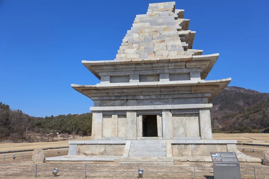 益山の文化散策 — 弥勒寺址の石塔、2025年2月撮影。