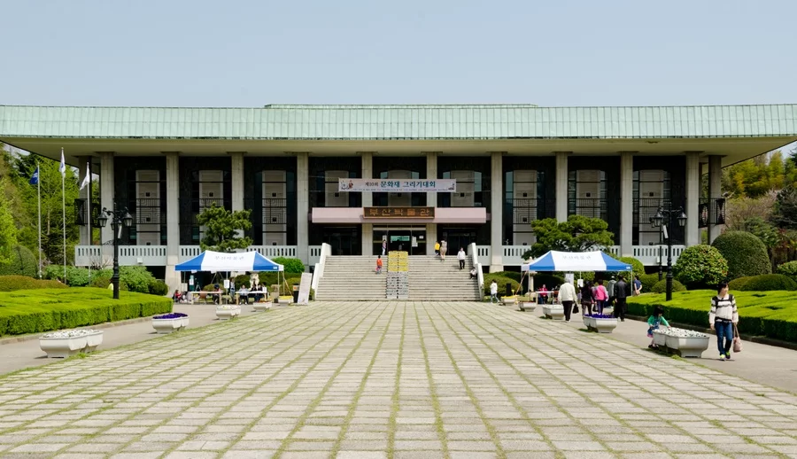 부산박물관 문화 산책 — 부산박물관 외관, 2012년 4월 사진.