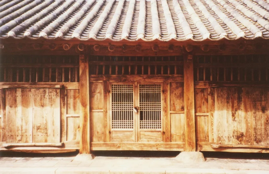 도산서원 문화 산책 — 도산서원 장판각, 2000년 10월 자료 사진.