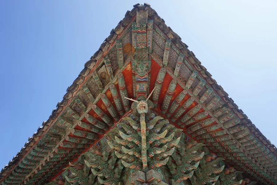 불국사 문화 산책: 석탑에서 처마로 시선을 옮기는 관람