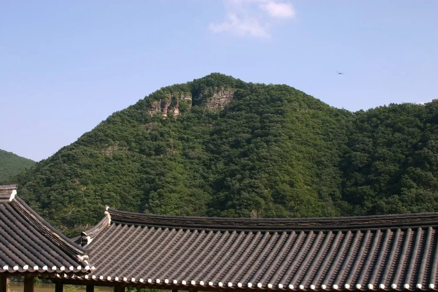 병산서원 문화 산책 — 병산서원 지붕과 산의 실제 풍경. 2006-08-26