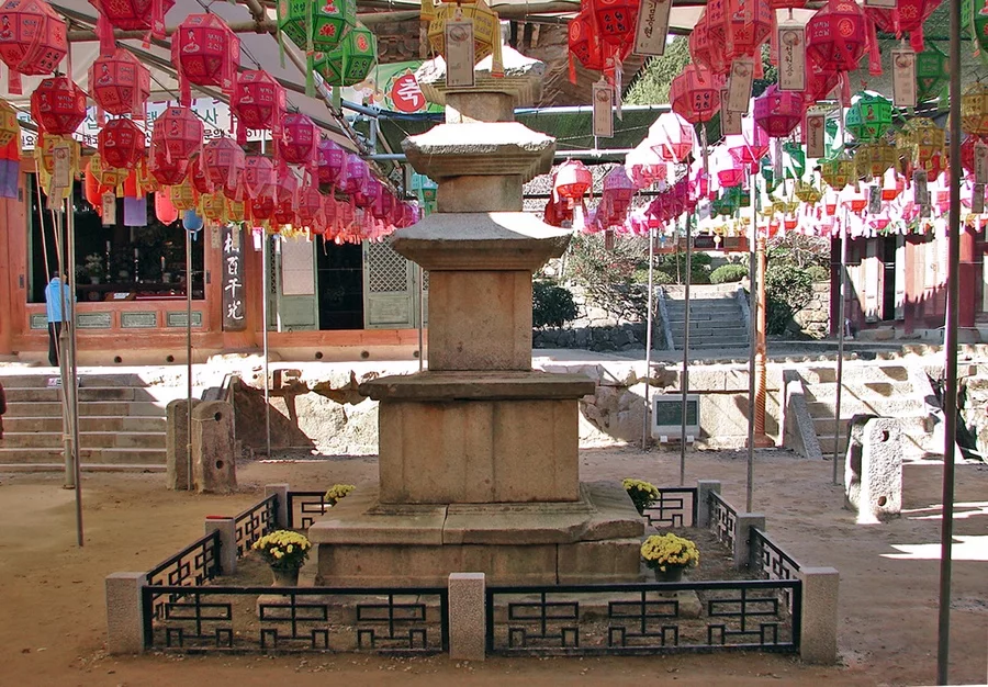 선암사 문화 산책 — 선암사 삼층석탑 한 기와 당시 연등. 2011-10-25