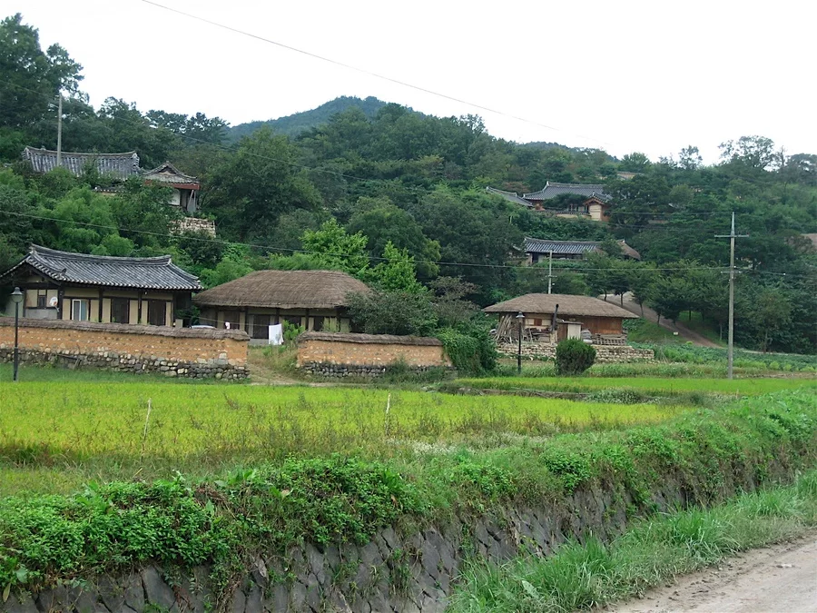 양동마을 문화 산책 — 양동마을 기와집과 초가 자료 사진. 2007-09-30